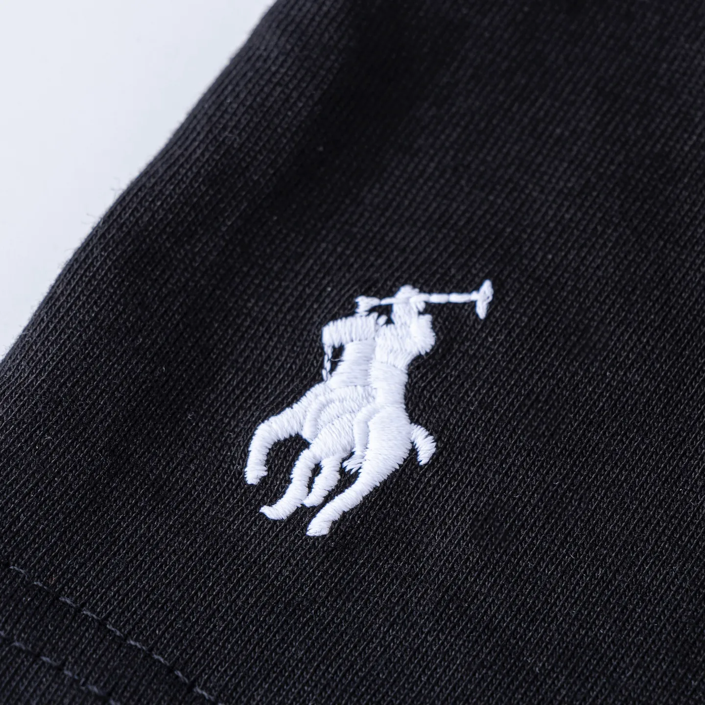 P126 Style number: 510 Ralph Lauren/Ralph Lauren 25ss new style pockets with pony embroidery on the hem, round neck short sleeves. The main logo on the neck has a QR code that can be scanned for verification. The detailed bear logo embroidery is all high-density and all made with imported Tajima machines, which distinguishes low-quality products on the market. 32 counts, 240g hydrophilic toner, 100% cotton fabric, comfortable and soft, highly breathable, focusing on high-end cost-effectiveness, needless to say good quality. Available in a variety of colors, both boys and girls can try this genderless style, giving them a yuppie tone in no time. Immerse yourself in your leisurely style, and have your own style in retro. Natural, vivid, and very French romantic feelings perfectly integrate the youthful atmosphere with the trend. The clever embellishment of the classic pony logo embroidery carries all the eye-catching points. Color: black, white, navy blue, orange Size: S-xL S Shoulder width 44 Bust 100 Sleeve length 22 Clothing length 68 M Shoulder width 46 Bust 104 Sleeve length 23 Clothing length 70 L Shoulder width 63 Bust 108 Sleeve length 24 Clothing length 72 xL Shoulder width 50 Bust 112 Sleeve length 25 Clothing length 74